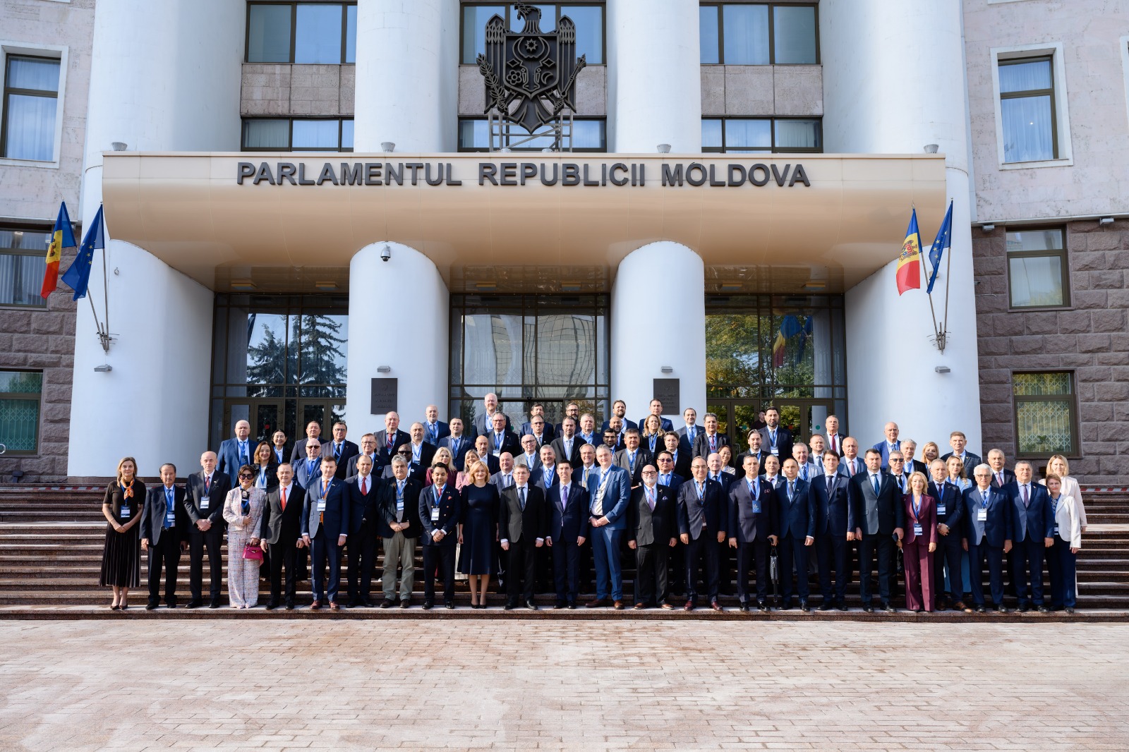 Photographie de groupe devant le Parlement de la République de Moldavie, présentée dans un cadre distinct.