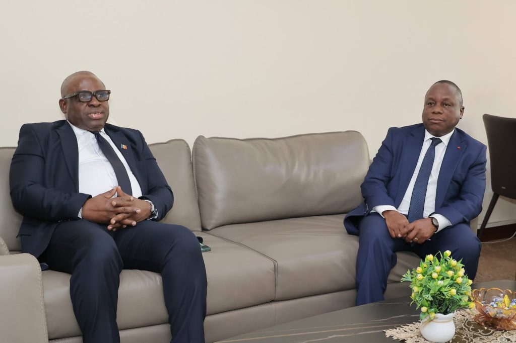 Deux interlocuteurs échangent lors de la rencontre du 14 octobre au ministère des Affaires étrangères à Abidjan.